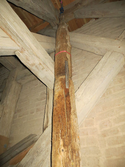 Pfahl im Kirchturm der Fergitzer Kirche