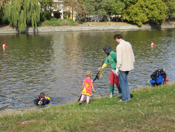 Mlltauchen im Landwehrkanal