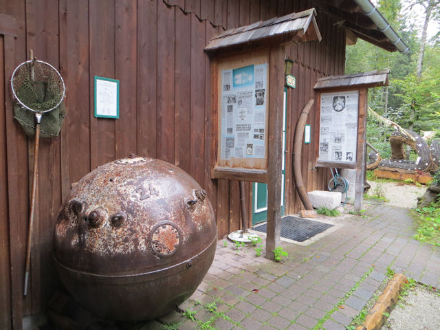 Seemine und Torpedo Zaunknig am Toplitzsee