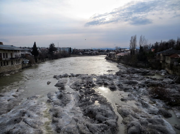 Kutaissi am Fluss Rioni in Georgien